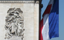 Drapeau français sous l'arc de triomphe
