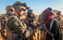 Soldats français avec la population du Mali